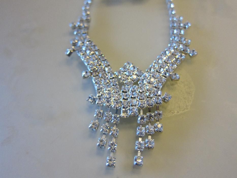 Нови колие и обици в кутийка нови