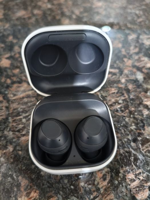 Samsung Galaxy Buds FE  .
Xolati :ideal 
Qirilmagan