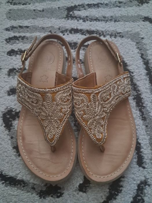 Sandale piele interior si broderie aurie nr. 36
