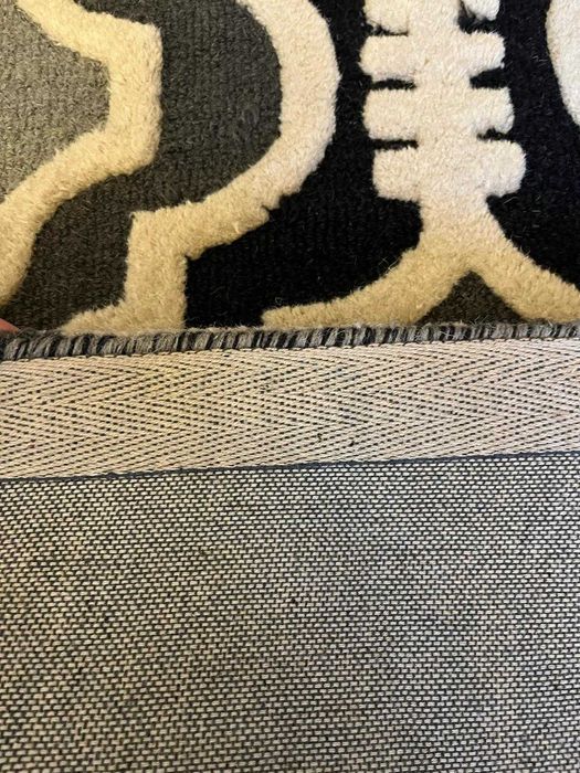 Covor de lână in tonuri gri/albastru, cu țesătură în relief.