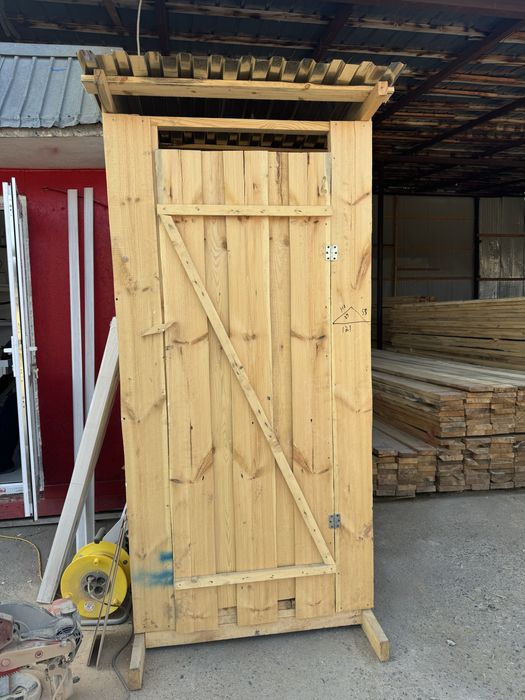 Туалет уличный, деревянный