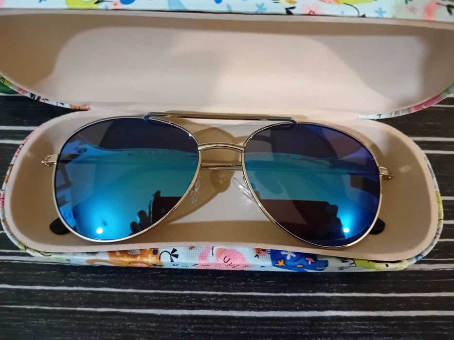 Детски слънчеви очила с твърд калъф