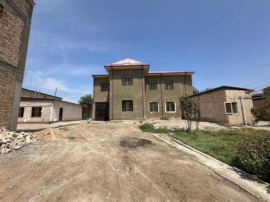 10 sotixli tayyor 2 qavatli uchastka sotiladi.