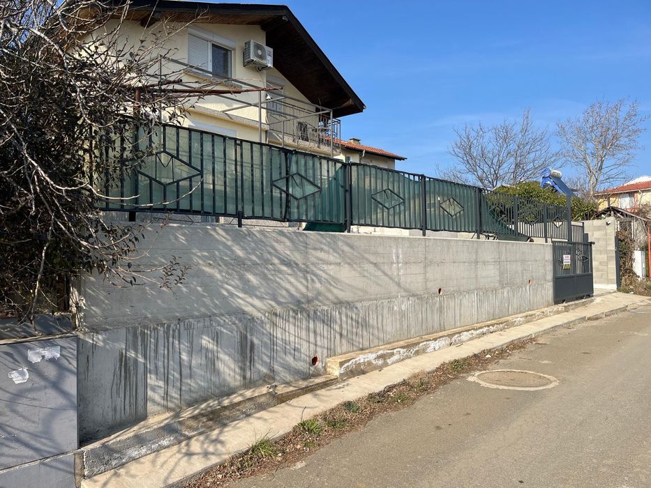 Външна метална ограда