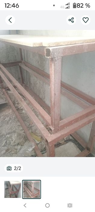 Doua rafturi metalice 40x40 x200 cm,rezistente 
Polița pal 
Rezistente