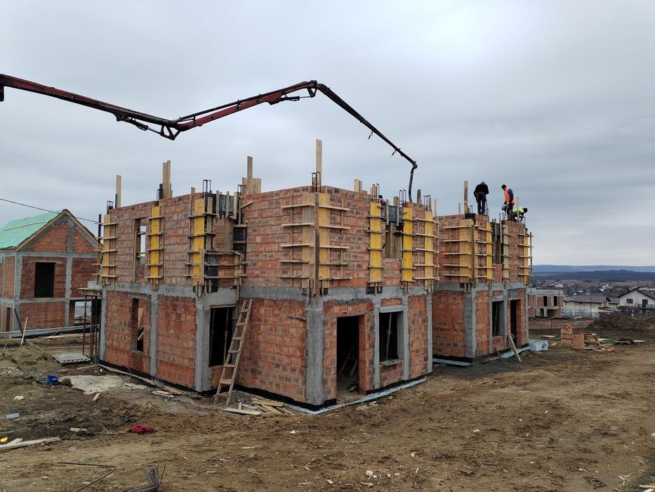 Executam case ,vile la rosu