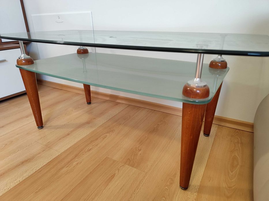 Стъклена холна маса