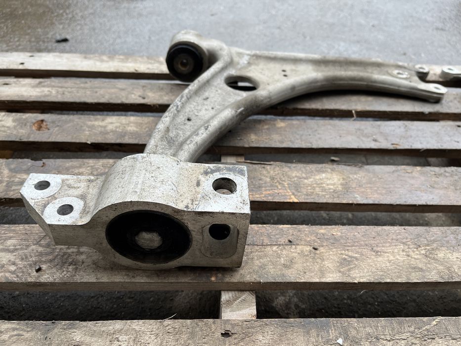Brat trapez stanga / Brat trapez dreapta Audi Q3