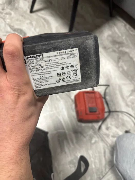 Батерий със зарядно Хилти