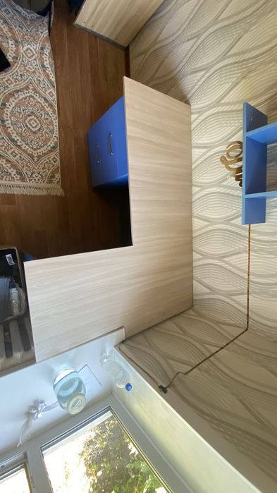 Продам угловой письменный стол с полками