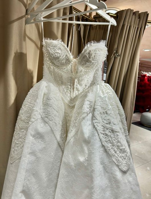 Булчинска рокля Casa Wedding – Истанбул. Продава се за 1250€. Комплект с було с перли, ръкавели и колие.