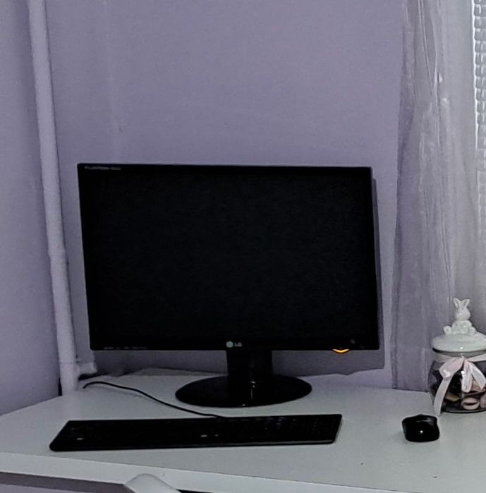 Настолен компютър с монитор