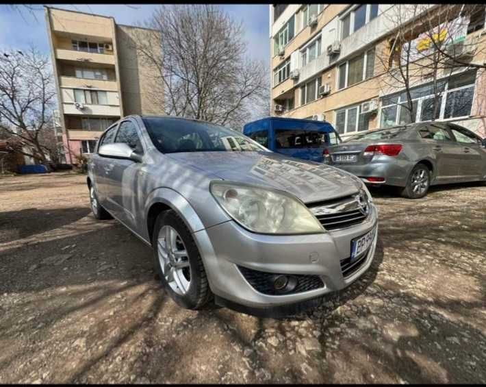 Продавам лек автомобил