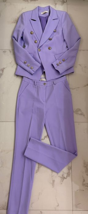 Елегантен лилав костюм