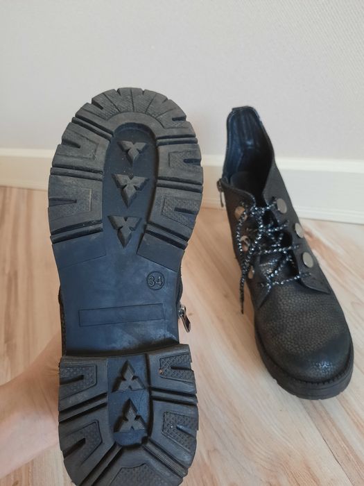 Продам детские ботинки