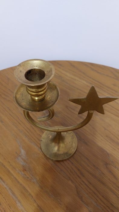 Месингов свещник със звезда в отлично състояние.
Височина 1.