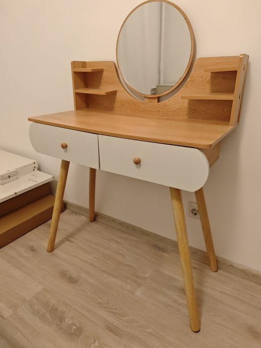 Măsuță machiaj cu oglinda