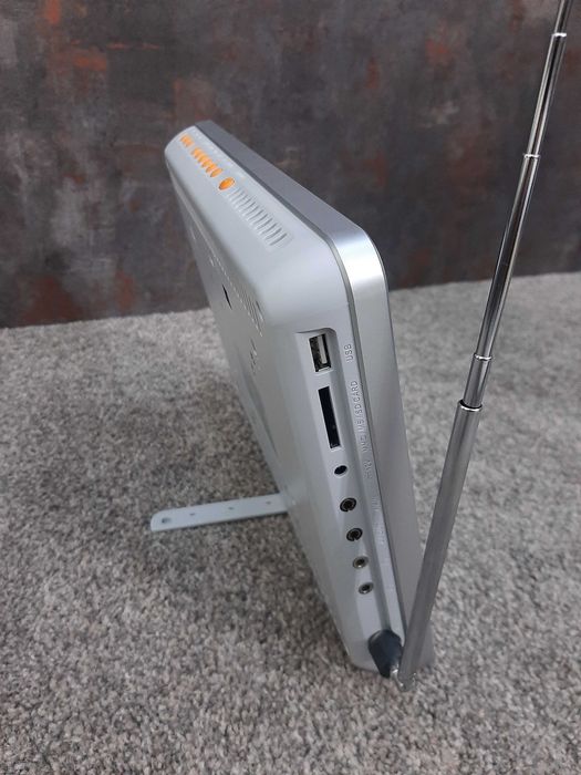 ЖК телевизор со встроенным DVD плеером.