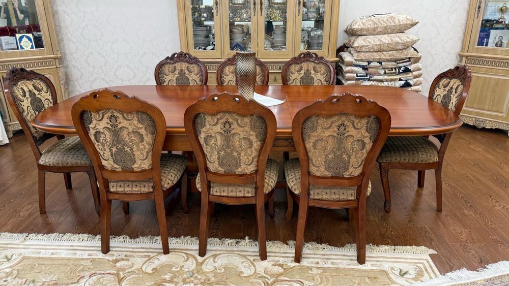 Обеденный гостевой стол