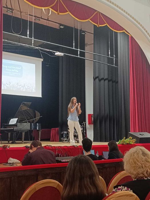 Predau Noțiuni de Canto(voce), percuție, pian pentru copii incepatori