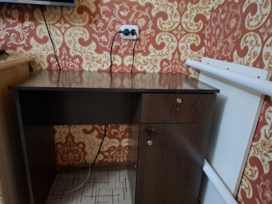 Продается письменный стол