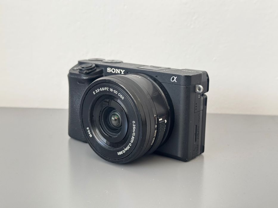 Vand Sony A6400 + obiectiv de kit 16-50mm f/3.5-5.6.