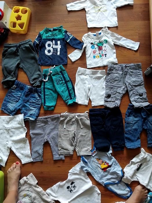 дрешки за момче от 0 до 3 и от 3 до 9 месеца. Ниски цени.