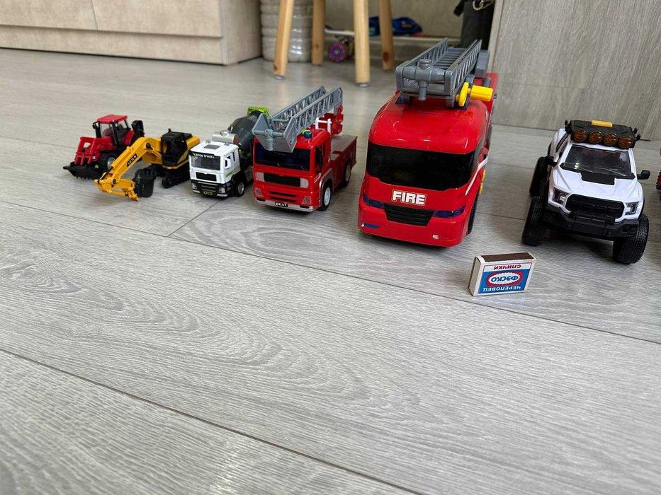 Набор игрушечных машинок и спецтехники