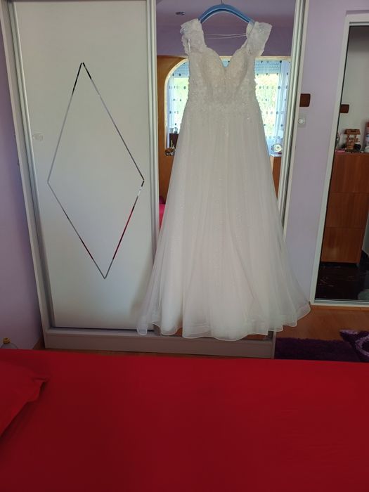 Vând rochie de mireasă mărimea 46 cu voal și crinolină !