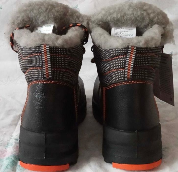 Продам зимние спец ботинку