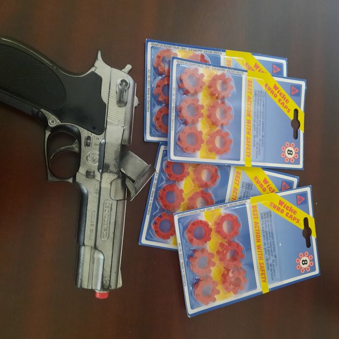 Продавам  детски пистолет с капси