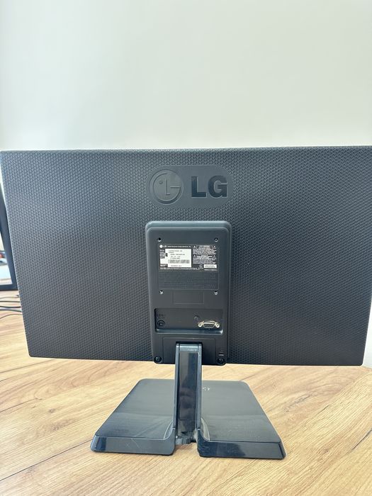 Монитор рабочий в хорошем состоянии