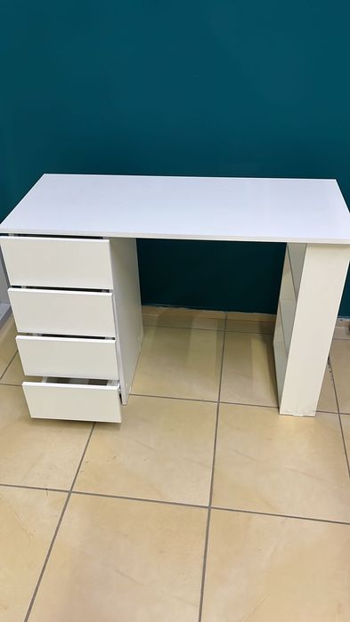 Стол для маникюра и стул