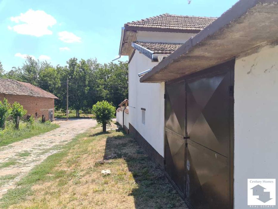 145332 Частично реновирана къща с голям двор, стопански постройки и кладенец в с. Страхилово