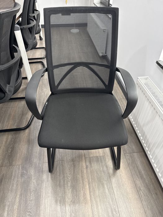 Продаются офисные кресла на металлическом каркасе