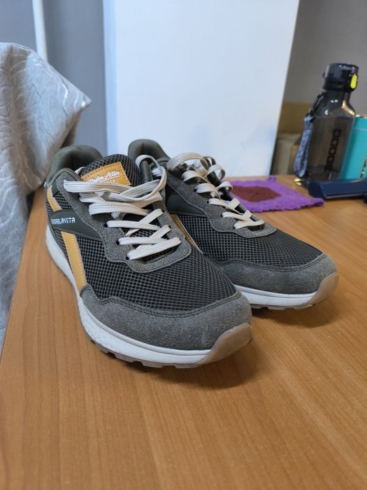 Продам кроссовки adidas