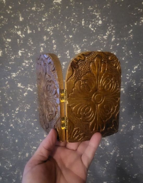 Плакет с две икони и дърворезба