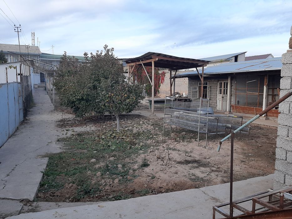 Катта ховли сотилади