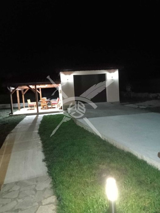 Двуетажна къща с двор в с. Горица