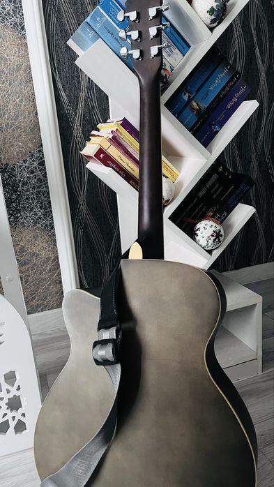 Original gitara, ideal holatda,cheholi qoshberladi!