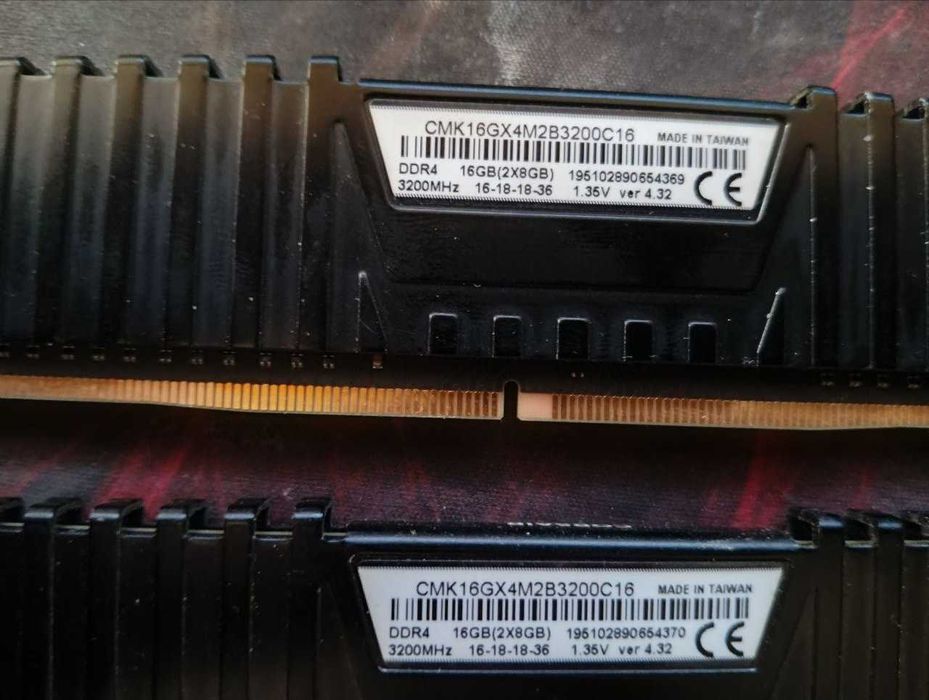 продавам 2x8GB DDR4 3200 Corsair Vengeance LPX