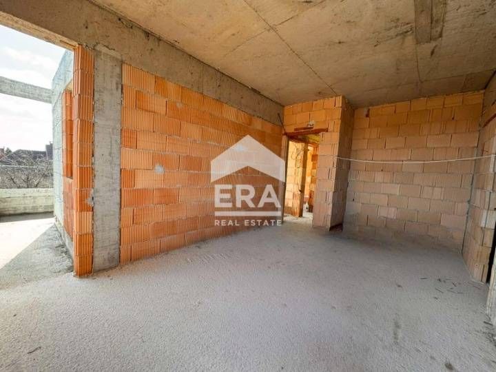 ЕКСКЛУЗИВНО! Двуетажна къща с двоен гараж, на етап пред Акт 14, в с. Д