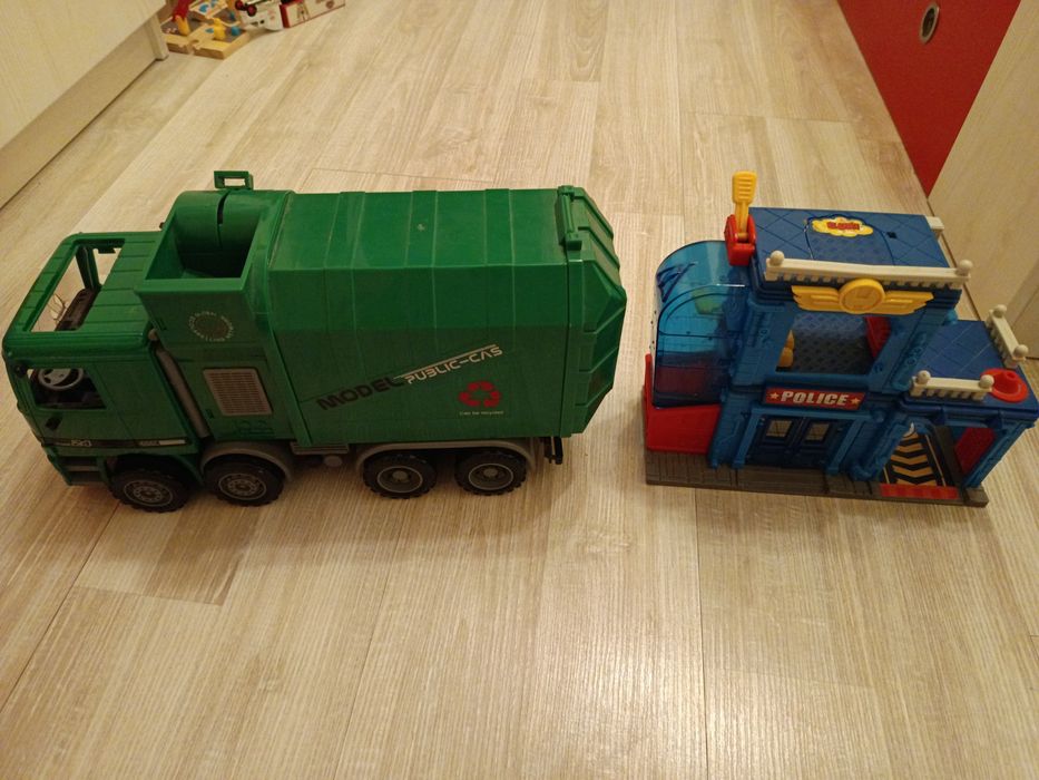 Mașina de gunoi sii statie de politie