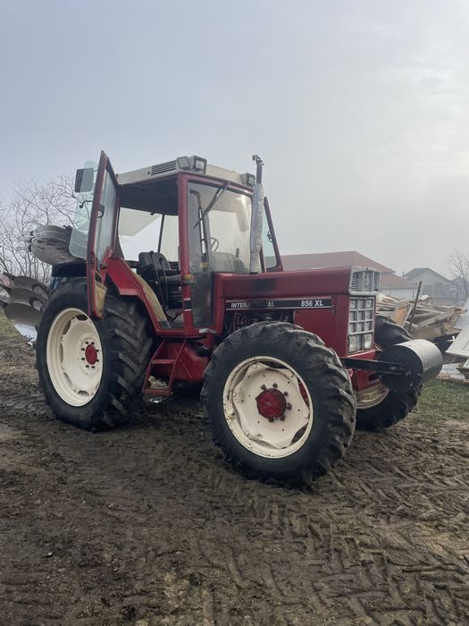 Tractor case international 856 xl cu tot cu plug rabewek 3 cormane