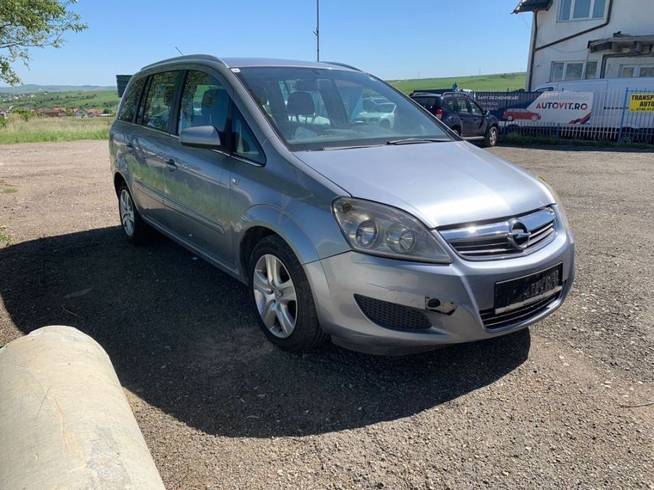 Dezmembrez piese Opel Zafira B