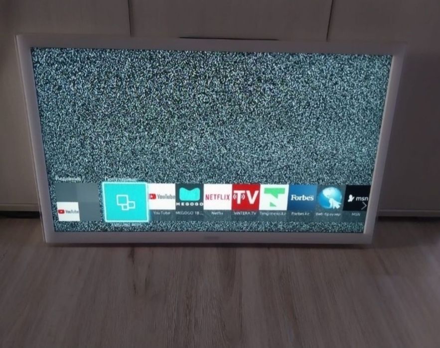 Смарт телевизор Samsung 81см белый. С кронштейном.