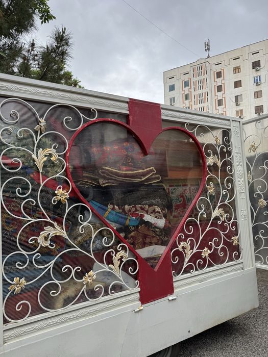 Сарпо мошина сотилади таййор клиентлари билан бирга