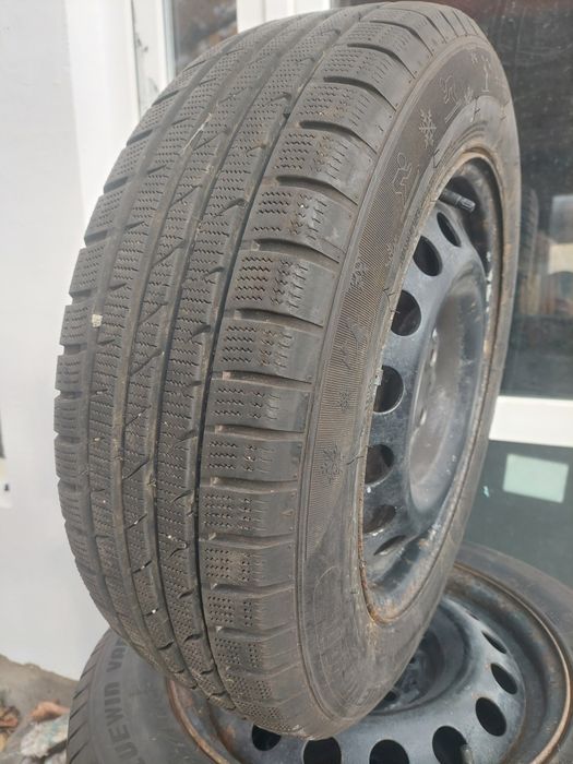 Vând un set de cauciucuri de iarna,195/65/16 C,pentru Vito.1350 lei