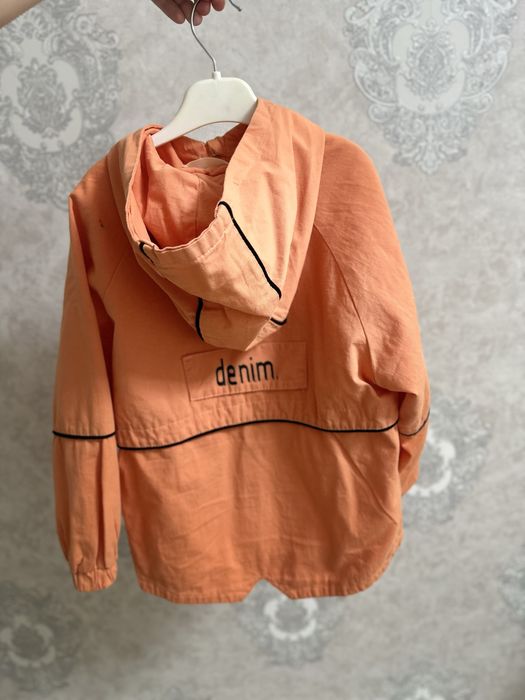 Продам легкую ветровку.