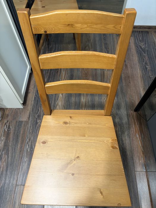 Дървени столове – 4 бр., запазени
